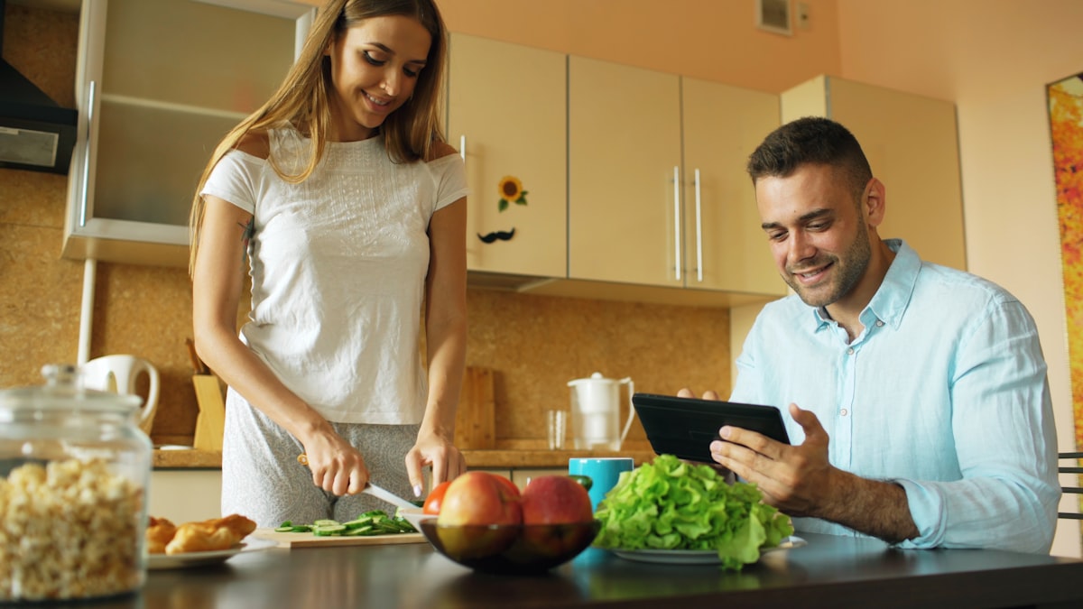 Nutrition consultant working with client